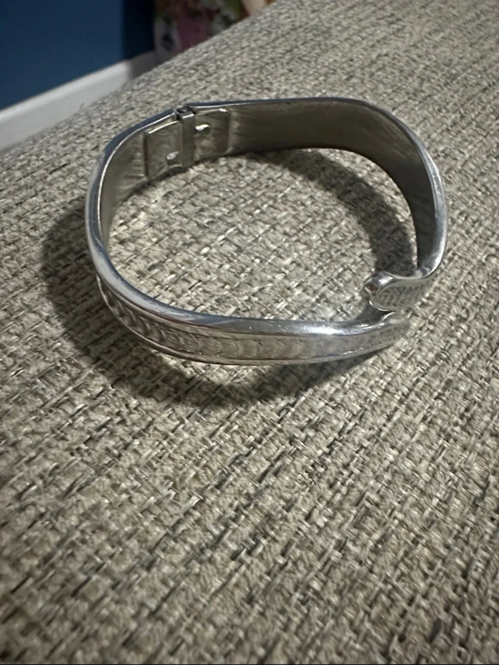 Monet VTG Textured overlap Bracelet